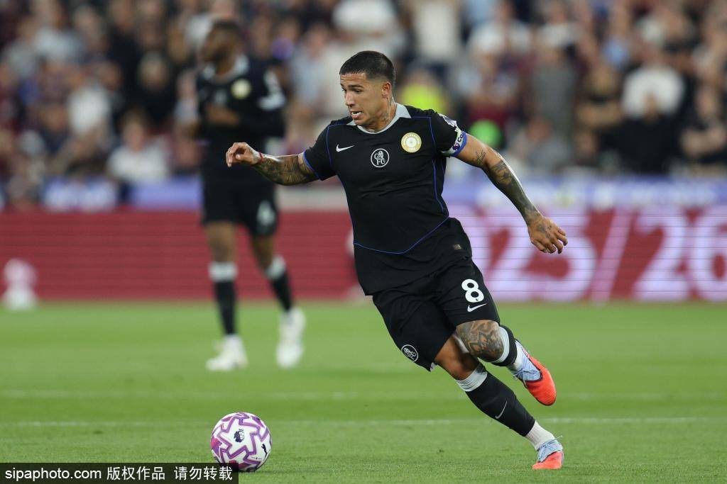 恩佐社媒晒怒吼照庆祝大胜巴萨:美妙的欧冠之夜,享受胜利吧!